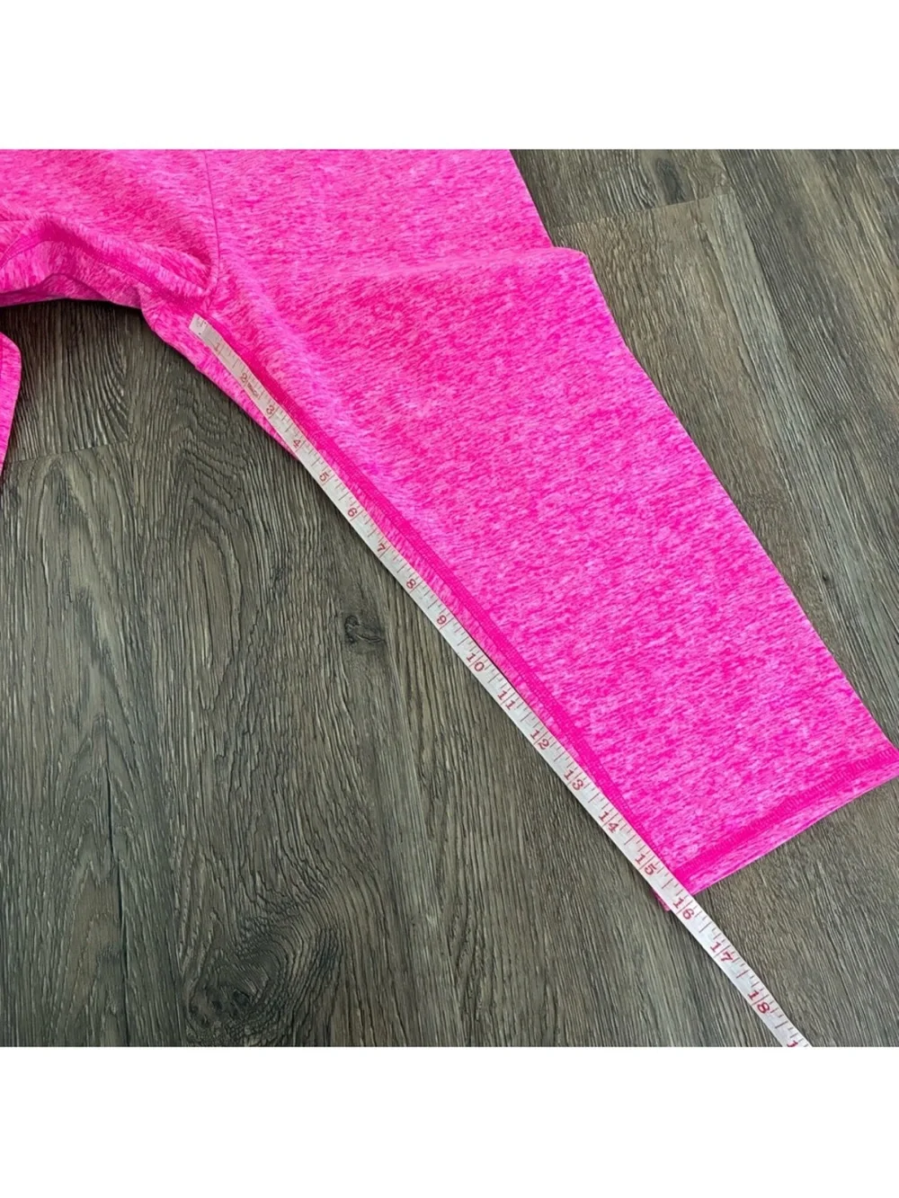 LIKE NEW ALO Yoga ALOSOFT Capri Leggings Neon Heathered Pink